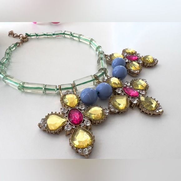 Statement Necklace 🌸 - Picture 2 of 5